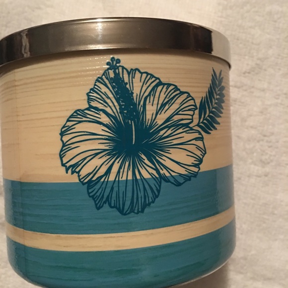 NWT Bath and Body works hibiscus waterfalls candle - Picture 3 of 4